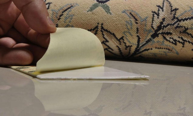 ۱۵ روش موثر برای جلوگیری از سر خوردن و لیز خوردن فرش‌ها 